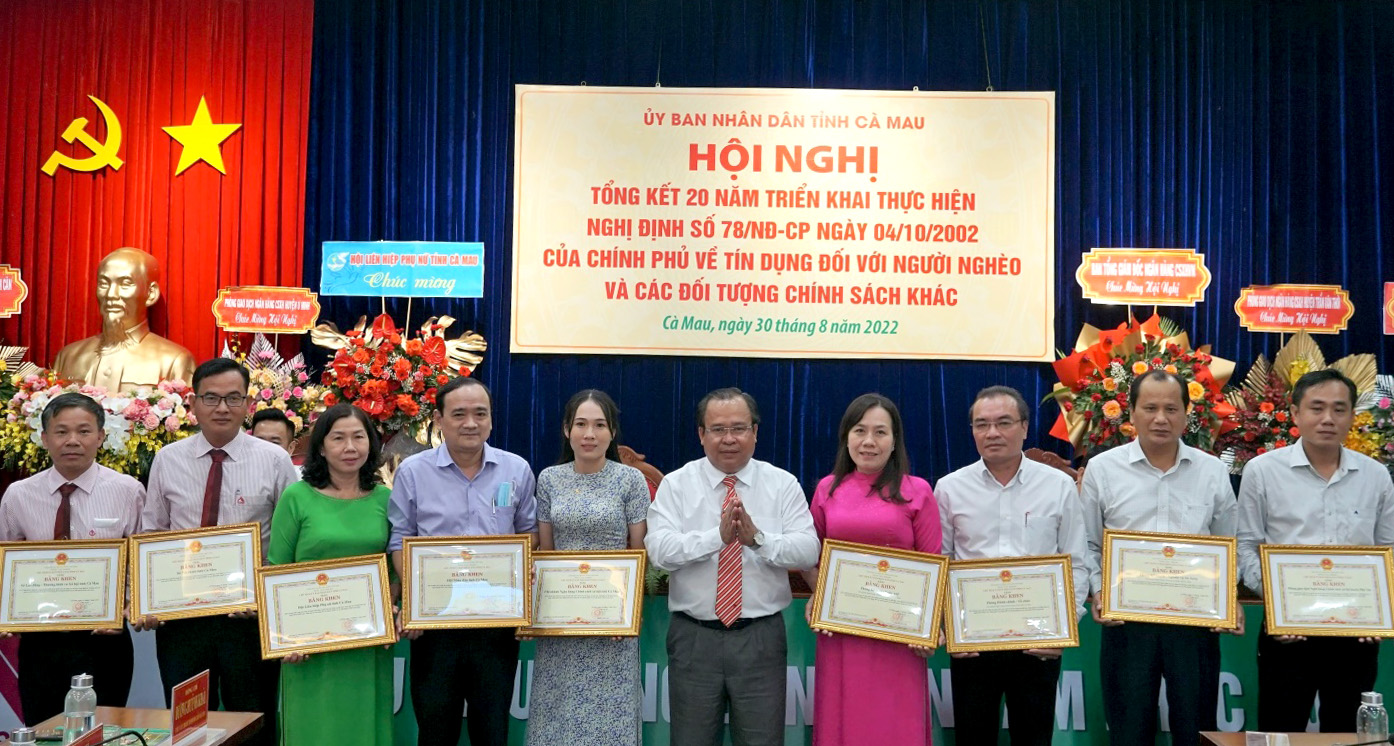 Đồng chí Nguyễn Minh Luân, Phó Chủ tịch UBND tỉnh (đứng giữa) trao các quyết định khen thưởng